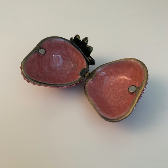 Strawberry  Crystal Encrusted Box. Judith Leiber style - Picture 4 of 8